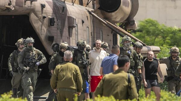 Andrei Kozlov, 27, à esquerda, e Almog Meir Jan, 21, dois dos quatro reféns resgatados, chegam de helicóptero ao Centro Médico Sheba em Ramat Gan , Israel, 8 de junho de 2024 - Sputnik Brasil