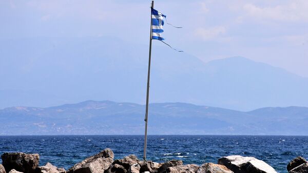 Rasgada, uma bandeira grega tremula em uma costa perto de Antirio, a sudoeste de Atenas, em 9 de agosto de 2015 - Sputnik Brasil