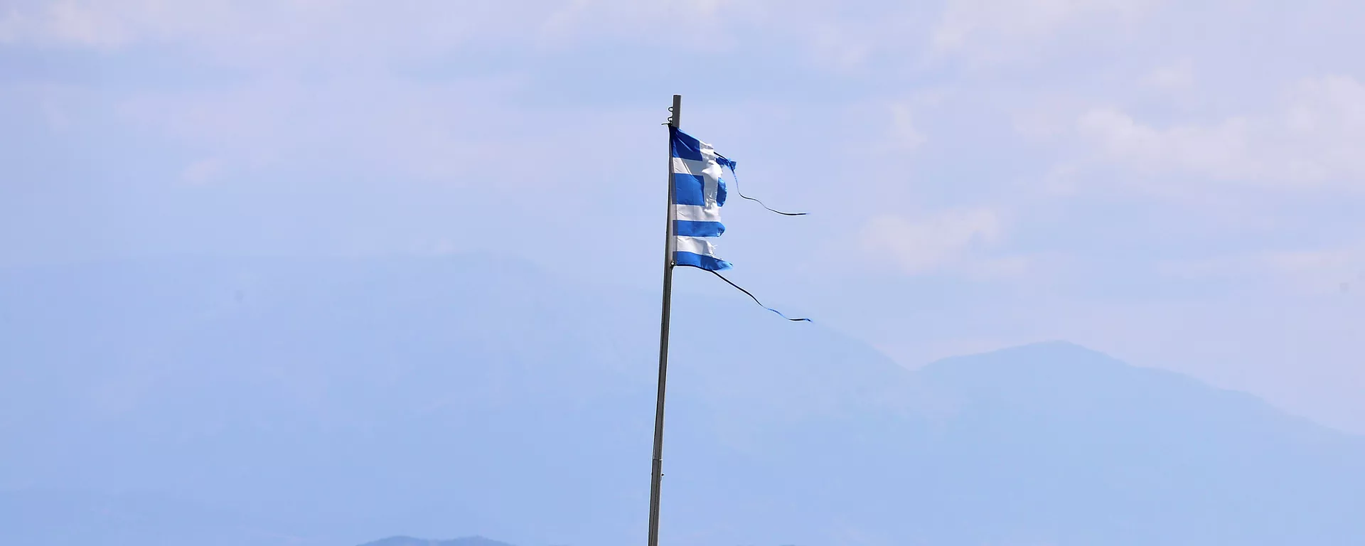 Rasgada, uma bandeira grega tremula em uma costa perto de Antirio, a sudoeste de Atenas, em 9 de agosto de 2015 - Sputnik Brasil, 1920, 08.06.2024