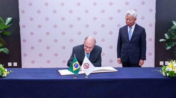 O vice-presidente Geraldo Alckmin em encontro com o presidente do AIIB: compromisso para acelerar e ampliar ações contra as mudanças climáticas - Sputnik Brasil