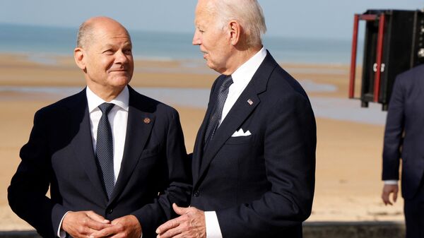 O chanceler alemão Olaf Scholz (E) e o presidente dos EUA Joe Biden conversam durante a cerimônia comemorativa internacional na praia de Omaha, marcando o 80º aniversário do desembarque dos Aliados na Normandia, no Dia D da Segunda Guerra Mundial, em Saint-Laurent-sur-Mer, no noroeste da França, em 6 de junho de 2024 - Sputnik Brasil