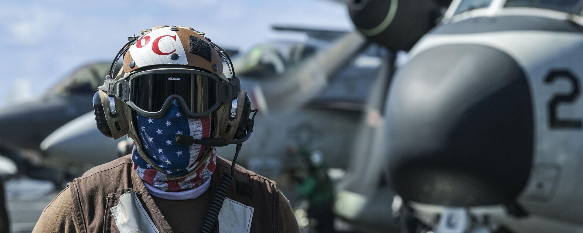 Um membro da tripulação é visto a bordo do porta-aviões USS Carl Vinson durante um exercício marítimo de três dias entre os EUA e o Japão no mar das Filipinas em 31 de janeiro de 2024 - Sputnik Brasil, 1920, 09.06.2024