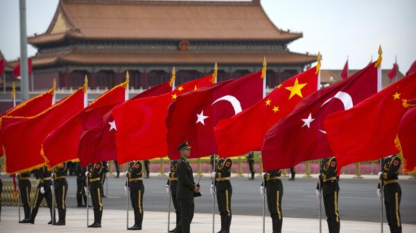 Membros da guarda de honra seguram bandeiras turcas e chinesas antes de uma cerimônia de boas-vindas ao presidente turco Recep Tayyip Erdogan no Grande Salão do Povo em Pequim (foto de arquivo) - Sputnik Brasil