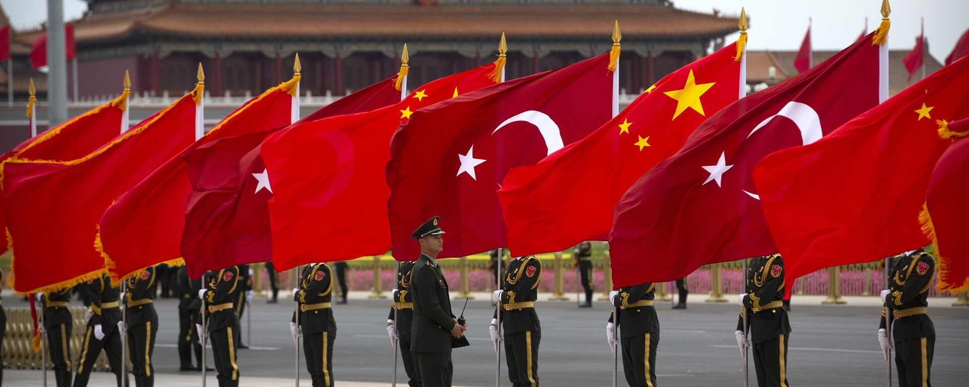 Membros da guarda de honra seguram bandeiras turcas e chinesas antes de uma cerimônia de boas-vindas ao presidente turco Recep Tayyip Erdogan no Grande Salão do Povo em Pequim (foto de arquivo) - Sputnik Brasil, 1920, 09.06.2024