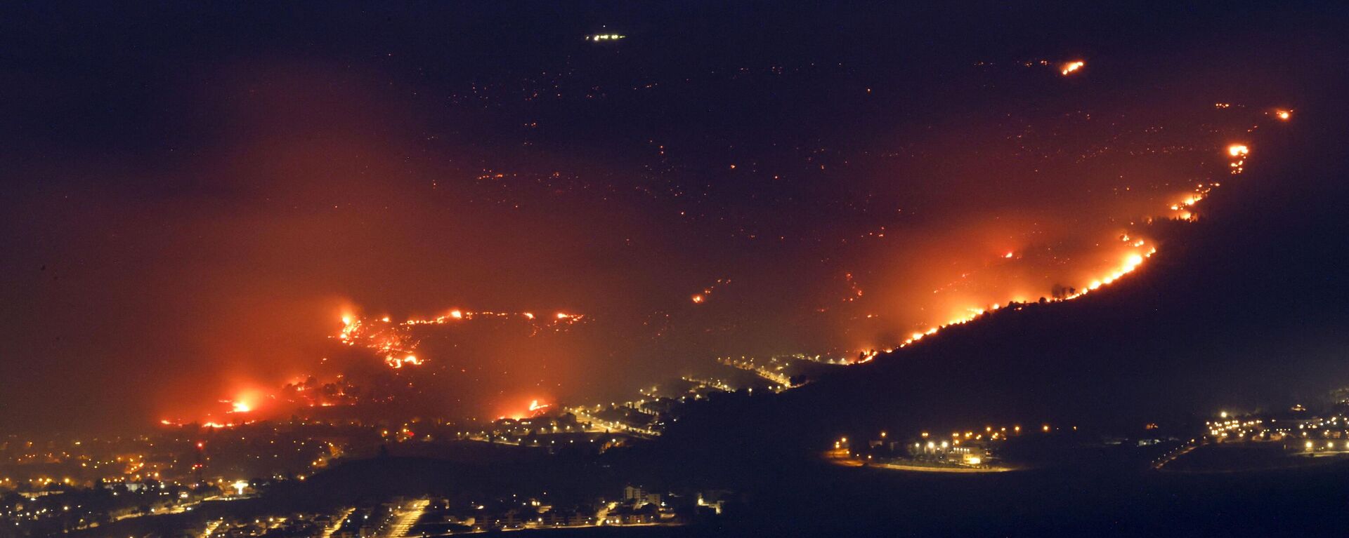 Incêndios ocorrem devido a foguetes lançados do Líbano em direção ao norte de Israel, próximo à cidade de Kiryat Shmona, perto da fronteira com o Líbano, em 3 de junho de 2024 - Sputnik Brasil, 1920, 09.06.2024