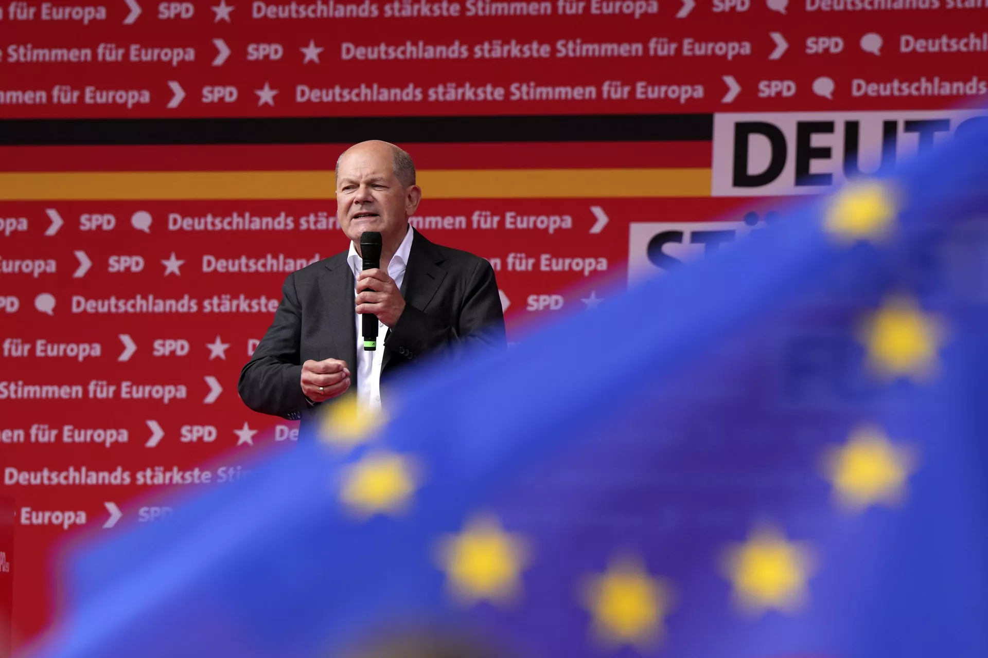 O chanceler alemão Olaf Scholz fala durante a campanha de encerramento para a eleição dos social-democratas alemães (SPD) para o Parlamento Europeu em Duisburg, Alemanha, 8 de junho de 2024 - Sputnik Brasil, 1920, 22.02.2025