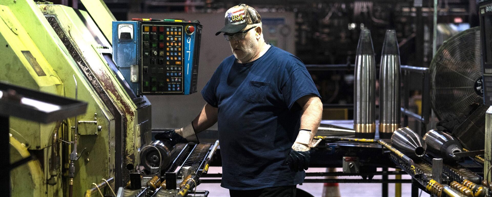 Um trabalhador siderúrgico opera uma máquina usada na fabricação de projéteis de artilharia M795 de 155 mm na Fábrica de Munição do Exército de Scranton em Scranton, Pensilvânia, 13 de abril de 2023 - Sputnik Brasil, 1920, 09.06.2024