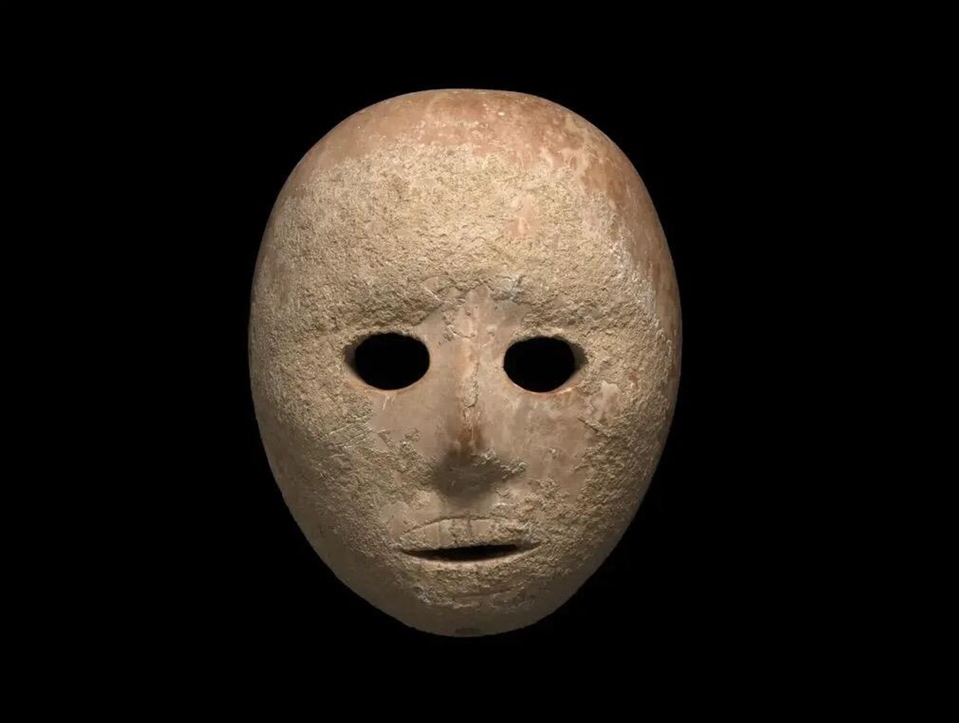 Máscara de calcário de 9 mil anos recentemente recuperada pelas autoridades israelenses antirroubo - Sputnik Brasil, 1920, 10.06.2024