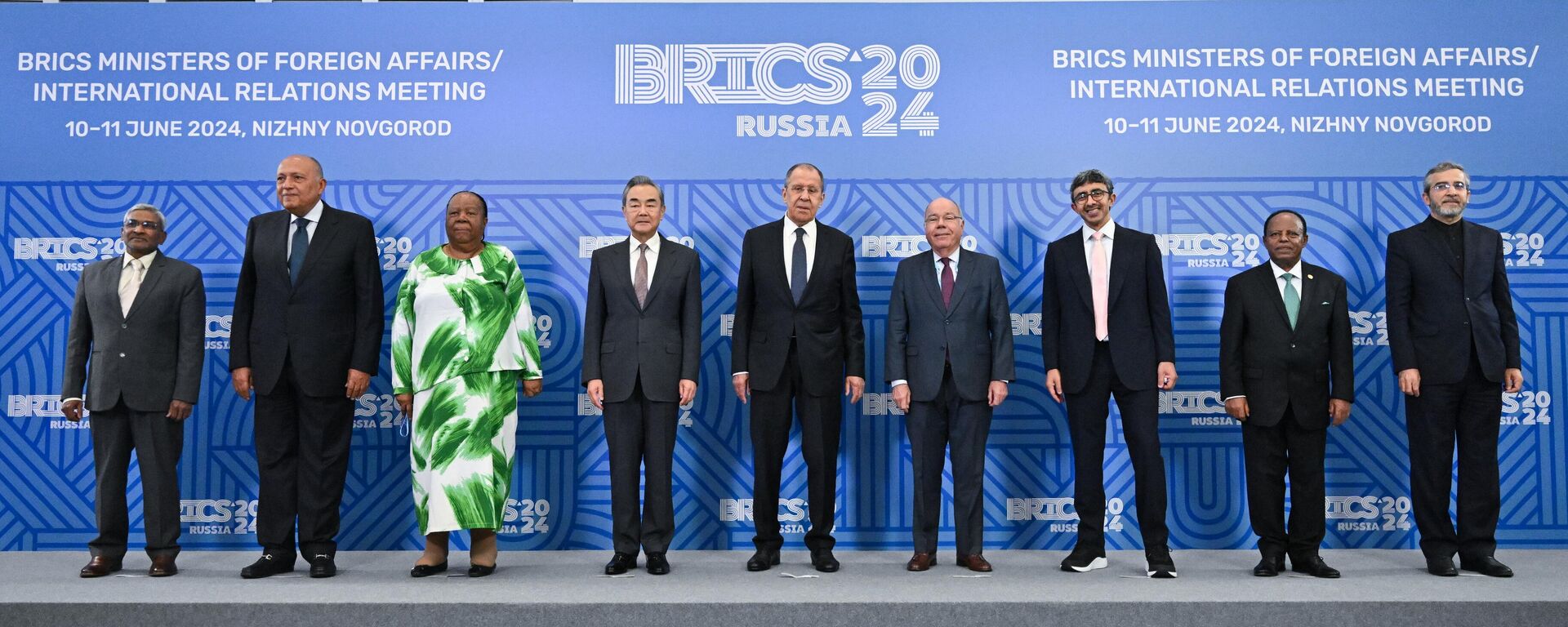 Da esquerda para a direita, responsáveis de Relações Exteriores de vários países: Dammu Ravi, da Índia; Sameh Shoukry, do Egito; Naledi Pandor, da África do Sul; Wang Yi, da China; Sergei Lavrov, da Rússia; Mauro Vieira, do Brasil; Abdullah bin Zayed Al Nahyan, dos Emirados Árabes Unidos; Taye Atskeselassie, da Etiópia; e Ali Bagheri, do Irã, durante foto conjunta para a reunião de ministros das Relações Exteriores do BRICS, em Nizhny Novgorod. Rússia, 10 de junho de 2024 - Sputnik Brasil, 1920, 11.06.2024