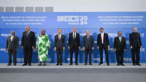 Da esquerda para a direita, responsáveis de Relações Exteriores de vários países: Dammu Ravi, da Índia; Sameh Shoukry, do Egito; Naledi Pandor, da África do Sul; Wang Yi, da China; Sergei Lavrov, da Rússia; Mauro Vieira, do Brasil; Abdullah bin Zayed Al Nahyan, dos Emirados Árabes Unidos; Taye Atskeselassie, da Etiópia; e Ali Bagheri, do Irã, durante foto conjunta para a reunião de ministros das Relações Exteriores do BRICS, em Nizhny Novgorod. Rússia, 10 de junho de 2024 - Sputnik Brasil