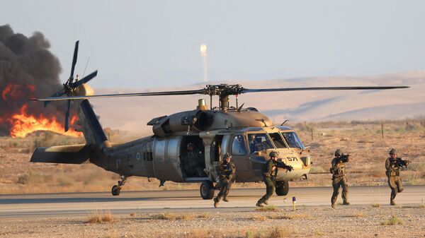 Soldados israelenses saem de um helicóptero UH-60 Black Hawk durante a cerimônia de formatura dos pilotos da Força Aérea Israelense na base de Hatzerim, no deserto de Negev, perto da cidade de Beer Sheva, no sul, em 29 de junho de 2023 - Sputnik Brasil