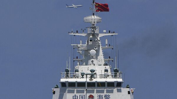 Avião de patrulha e reconhecimento P-8 Poseidon da Marinha dos EUA circulando por um navio da Guarda Costeira chinesa, em 22 de agosto de 2023 - Sputnik Brasil
