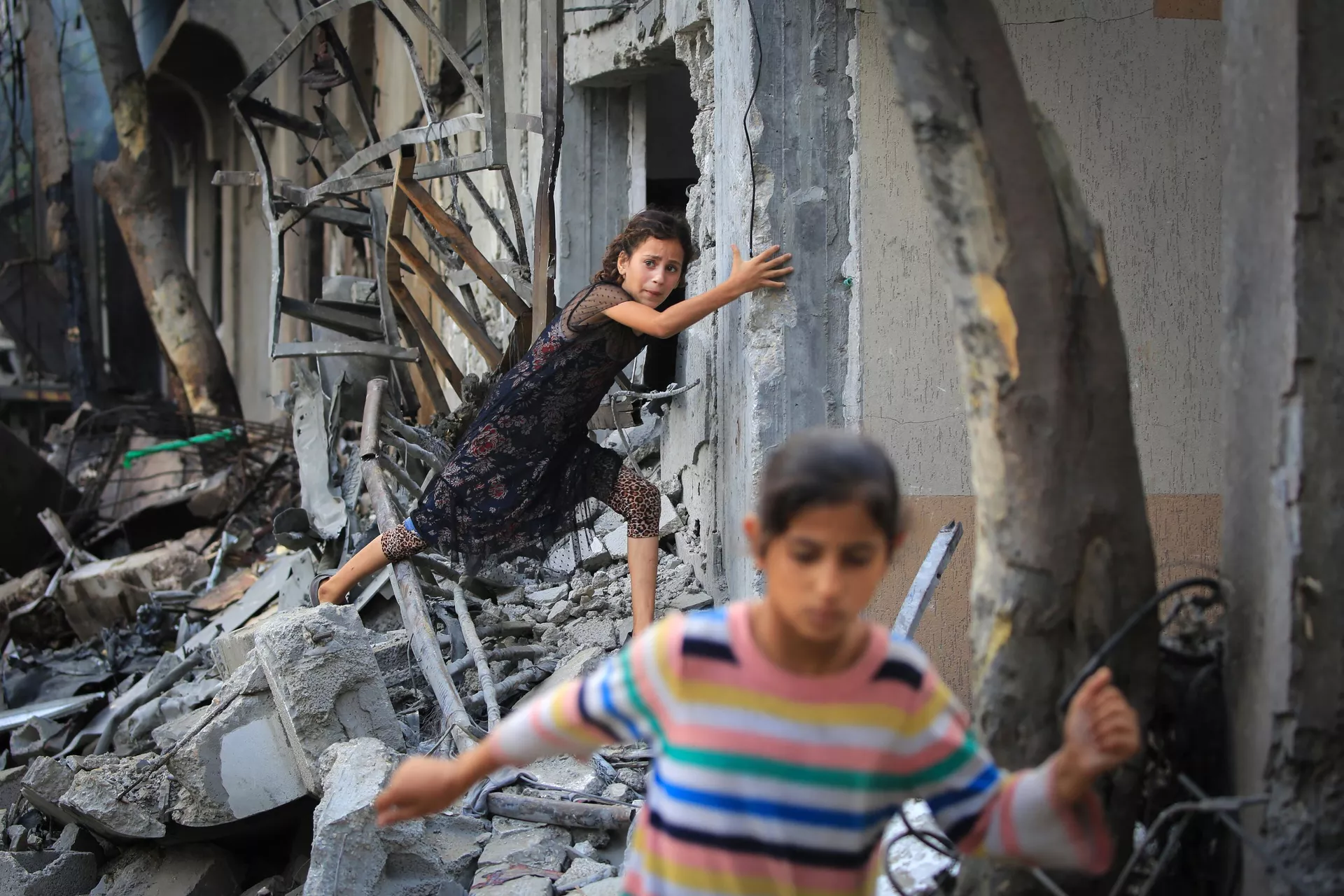 Uma menina palestina escala escombros um dia após uma operação das Forças Especiais Israelenses no campo de Nuseirat, no centro da Faixa de Gaza, em 9 de junho de 2024 - Sputnik Brasil, 1920, 10.06.2024