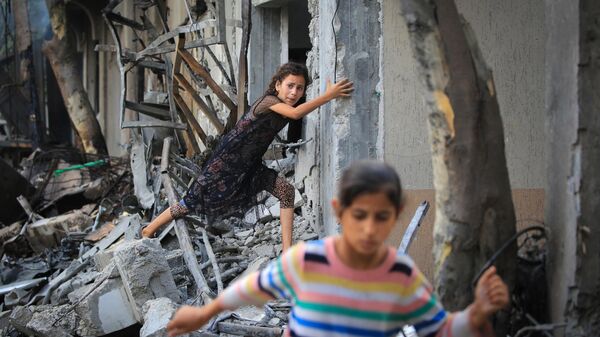 Uma menina palestina escala escombros um dia após uma operação das Forças Especiais Israelenses no campo de Nuseirat, no centro da Faixa de Gaza, em 9 de junho de 2024 - Sputnik Brasil