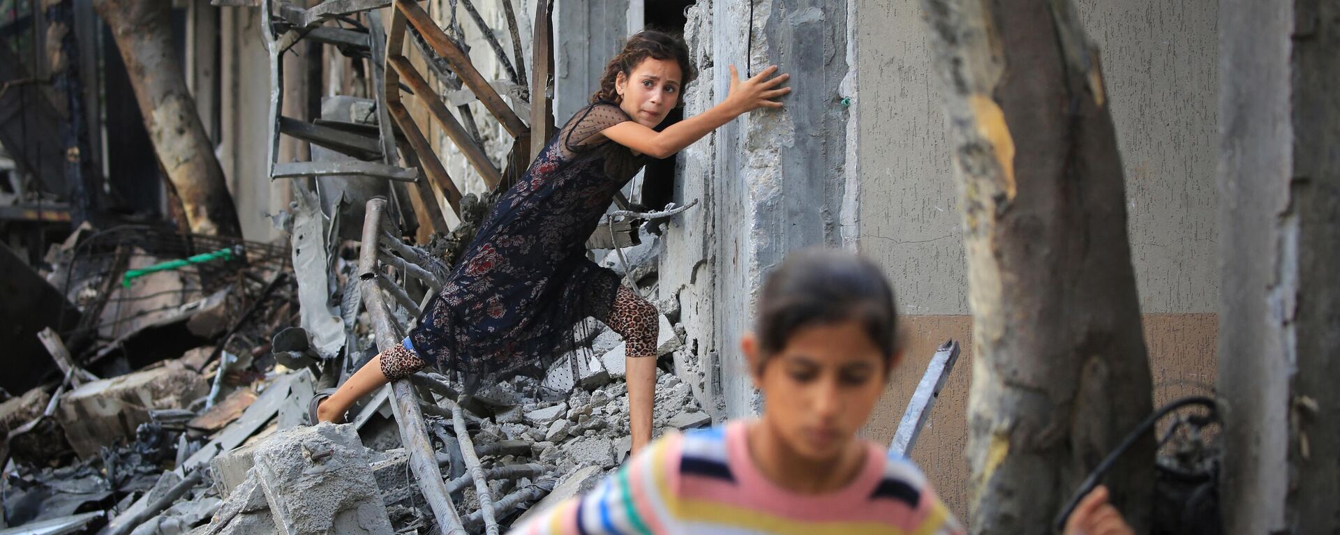 Uma menina palestina escala escombros um dia após uma operação das Forças Especiais Israelenses no campo de Nuseirat, no centro da Faixa de Gaza, em 9 de junho de 2024 - Sputnik Brasil, 1920, 10.06.2024