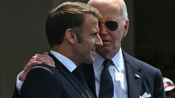 O presidente dos EUA, Joe Biden (à direita), e o presidente da França, Emmanuel Macron (à esquerda), em 6 de junho de 2024 - Sputnik Brasil