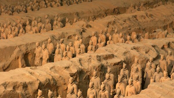 Estátuas de soldados do Exército de terracota perto do mausoléu do imperador Qin Shi Huang em Xian, China (imagem de arquivo) - Sputnik Brasil