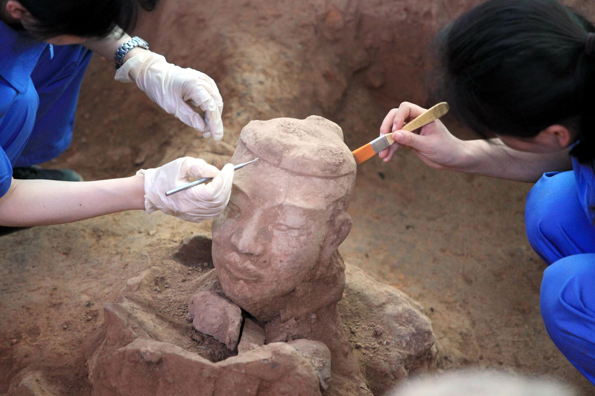 Arqueólogos chineses durante trabalhos de escavação para preservar guerreiro de terracota, em Xian, província de Shaanxi, China, 9 de junho de 2012 - Sputnik Brasil, 1920, 10.06.2024