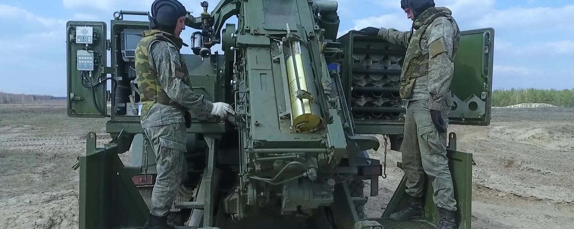 Neste vídeo de distribuição divulgado pelo Ministério da Defesa da Rússia, militares russos carregam um canhão autopropulsado Malva de 152 mm montado em um chassi com rodas - Sputnik Brasil, 1920, 17.10.2024