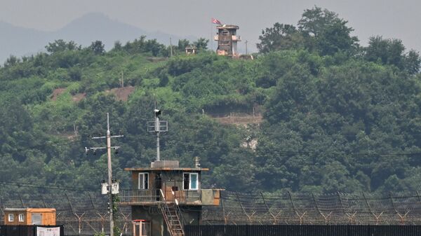 Um posto de guarda norte-coreano (acima) e um posto de guarda sul-coreano (abaixo) frente a frente, vistos da cidade fronteiriça de Paju em 27 de julho de 2023 - Sputnik Brasil