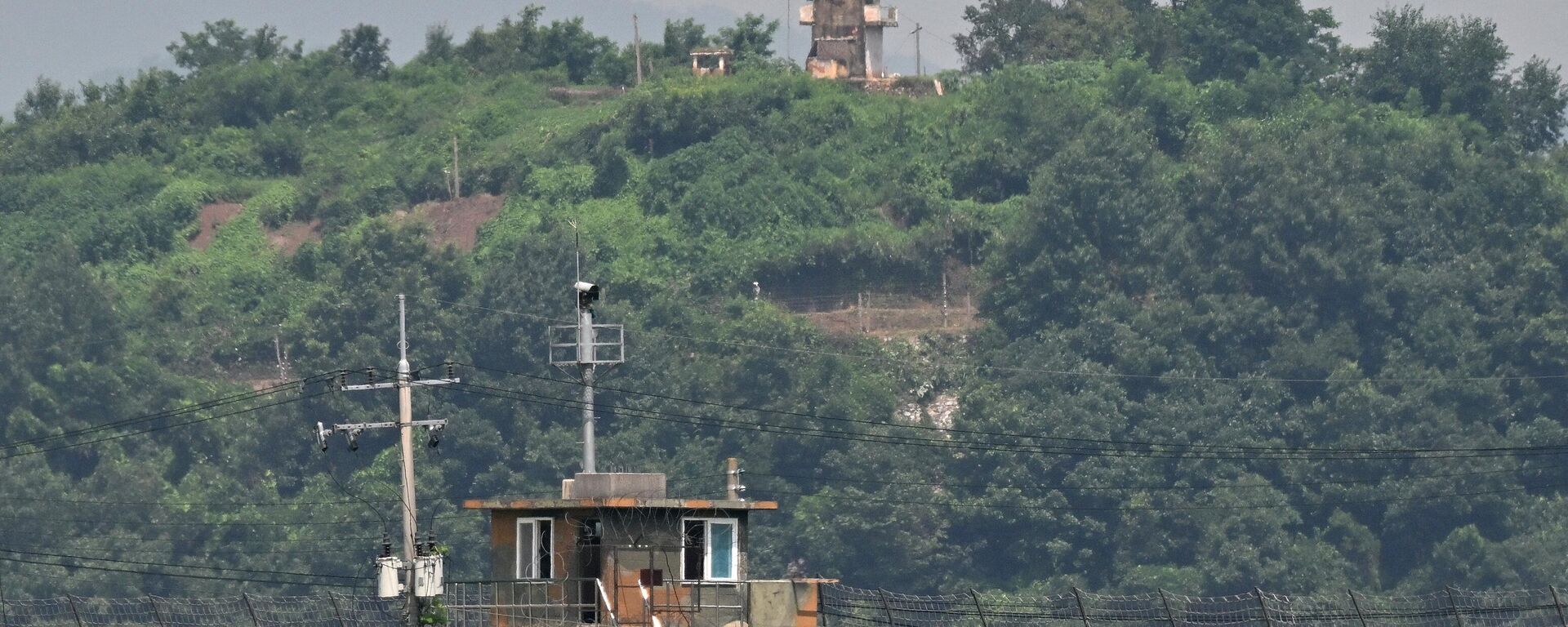 Um posto de guarda norte-coreano (acima) e um posto de guarda sul-coreano (abaixo) frente a frente, vistos da cidade fronteiriça de Paju em 27 de julho de 2023 - Sputnik Brasil, 1920, 11.06.2024