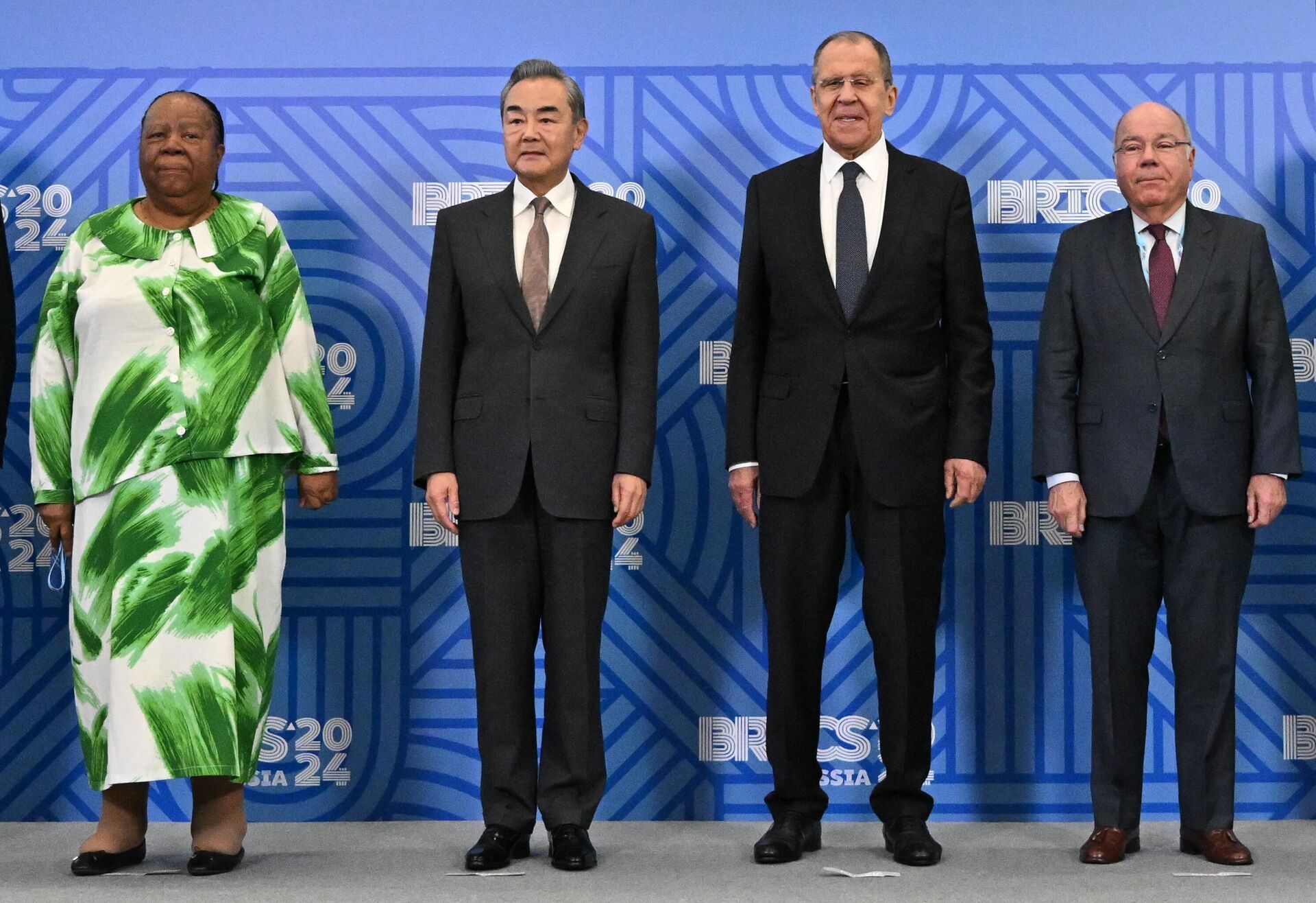 Da esquerda para a direita, os ministros das Relações Exteriores de quatro países do BRICS: Naledi Pandor, da África do Sul; Wang Yi, da China; Sergei Lavrov, da Rússia; e Mauro Vieira, do Brasil. Eles posam para fotos durante a reunião de chanceleres do grupo em Nizhny Novgorod, na Rússia, em 11 de junho de 2024 - Sputnik Brasil, 1920, 21.03.2025