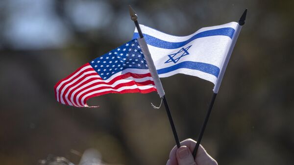 Bandeiras em miniatura dos EUA e de Israel em marcha por Israel em Washington, D.C. EUA, 14 de novembro de 2023 - Sputnik Brasil