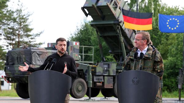 Vladimir Zelensky e o ministro da Defesa alemão Boris Pistorius (D) dão uma declaração à imprensa após uma visita a uma área de treinamento militar em Mecklemburgo-Pomerânia Ocidental, nordeste da Alemanha, em 11 de junho de 2024 - Sputnik Brasil