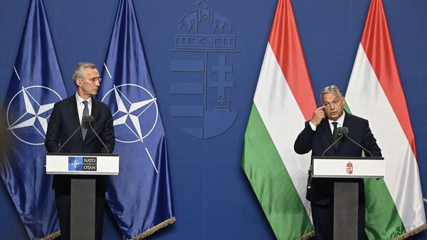 O secretário-geral da OTAN, Jens Stoltenberg (E), e o primeiro-ministro húngaro, Viktor Orbán, em conferência de imprensa em 12 de junho de 2024 - Sputnik Brasil
