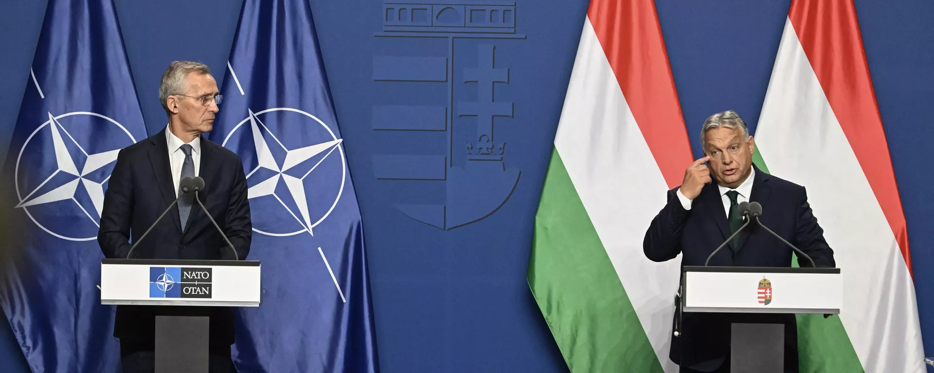 O secretário-geral da OTAN, Jens Stoltenberg (E), e o primeiro-ministro húngaro, Viktor Orbán, em conferência de imprensa em 12 de junho de 2024 - Sputnik Brasil, 1920, 12.06.2024