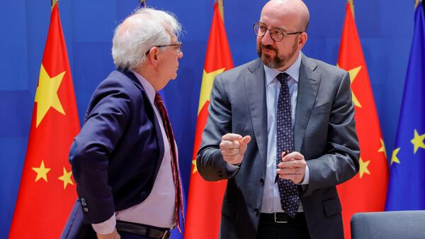 O presidente do Conselho Europeu, Charles Michel (à direita), e o chefe de política externa da União Europeia, Josep Borrell (à esquerda), falam antes de uma cúpula UE-China com o primeiro-ministro chinês por videoconferência no edifício do Conselho Europeu em Bruxelas (foto de arquivo) - Sputnik Brasil