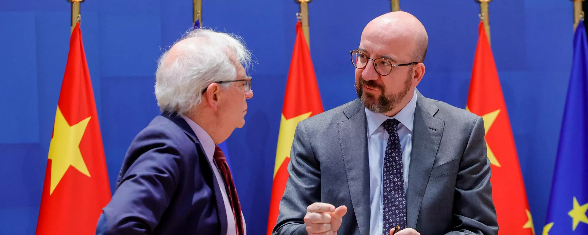 O presidente do Conselho Europeu, Charles Michel (à direita), e o chefe de política externa da União Europeia, Josep Borrell (à esquerda), falam antes de uma cúpula UE-China com o primeiro-ministro chinês por videoconferência no edifício do Conselho Europeu em Bruxelas (foto de arquivo) - Sputnik Brasil, 1920, 12.06.2024