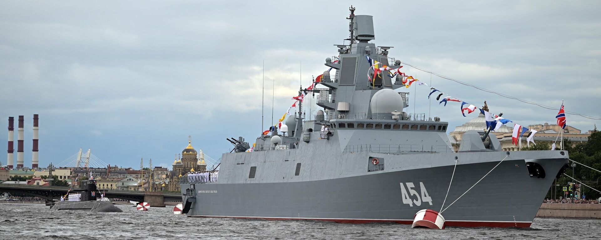 A fragata Admiral Gorshkov e o submarino diesel-elétrico Vladikavkaz participam do principal desfile naval que marca o Dia da Marinha Russa, em São Petersburgo, Rússia (foto de arquivo) - Sputnik Brasil, 1920, 12.06.2024
