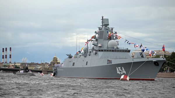 A fragata Admiral Gorshkov e o submarino diesel-elétrico Vladikavkaz participam do principal desfile naval que marca o Dia da Marinha Russa, em São Petersburgo, Rússia (foto de arquivo) - Sputnik Brasil