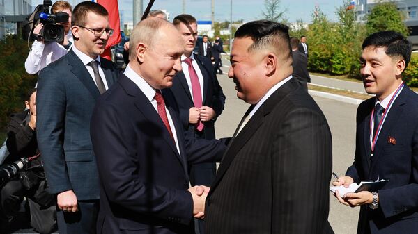 O presidente russo, Vladimir Putin, cumprimenta o líder norte-coreano, Kim Jong-un, durante visita ao cosmódromo de Vostochny, na região de Amur, na Rússia - Sputnik Brasil