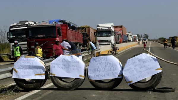 Caminhoneiros de carga internacional bloqueiam uma rodovia que liga Santa Cruz a Cochabamba e La Paz durante um protesto exigindo que o governo resolva a escassez de combustível e de dólares americanos, perto da cidade de Montero, em Santa Cruz, Bolívia, em 4 de junho de 2024 - Sputnik Brasil