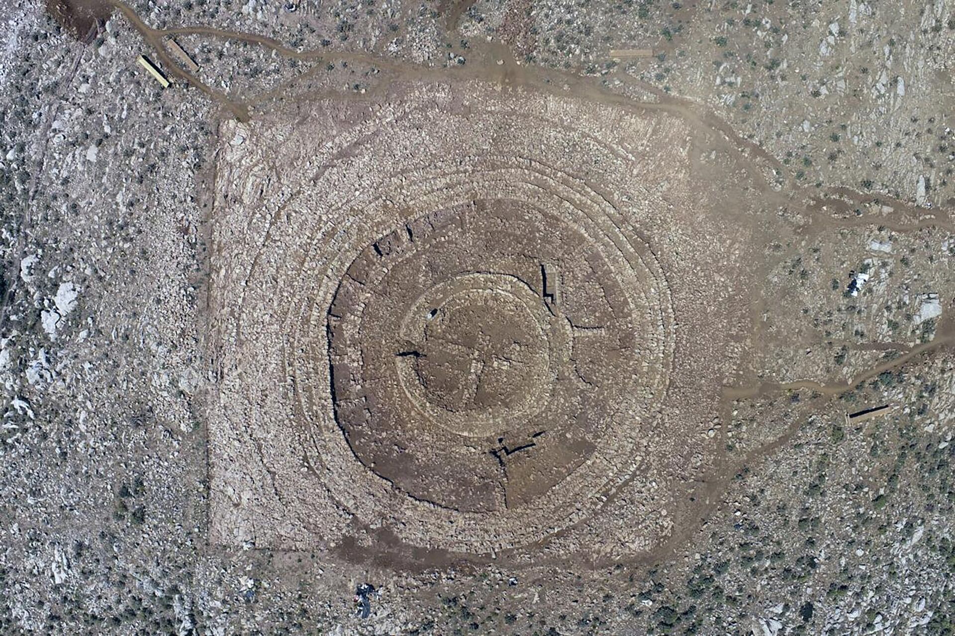 As ruínas de um edifício de 4 mil anos recentemente descobertas no topo de uma colina na ilha de Creta, em 11 de junho de 2024 - Sputnik Brasil, 1920, 13.06.2024