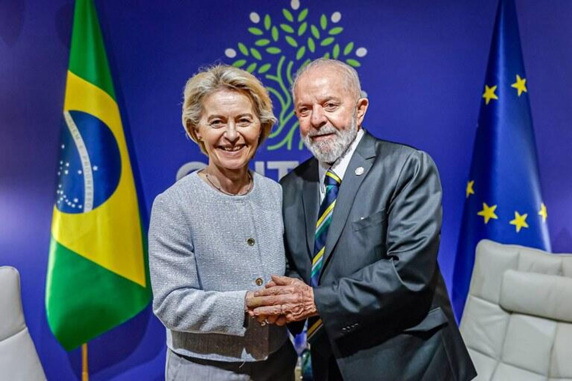 O presidente Luiz Inácio Lula da Silva durante encontro com a presidente da Comissão Europeia, Ursula von der Leyen, na esteira da reunião de cúpula do G20 na Itália, em 14 de junho de 2024 - Sputnik Brasil, 1920, 14.06.2024