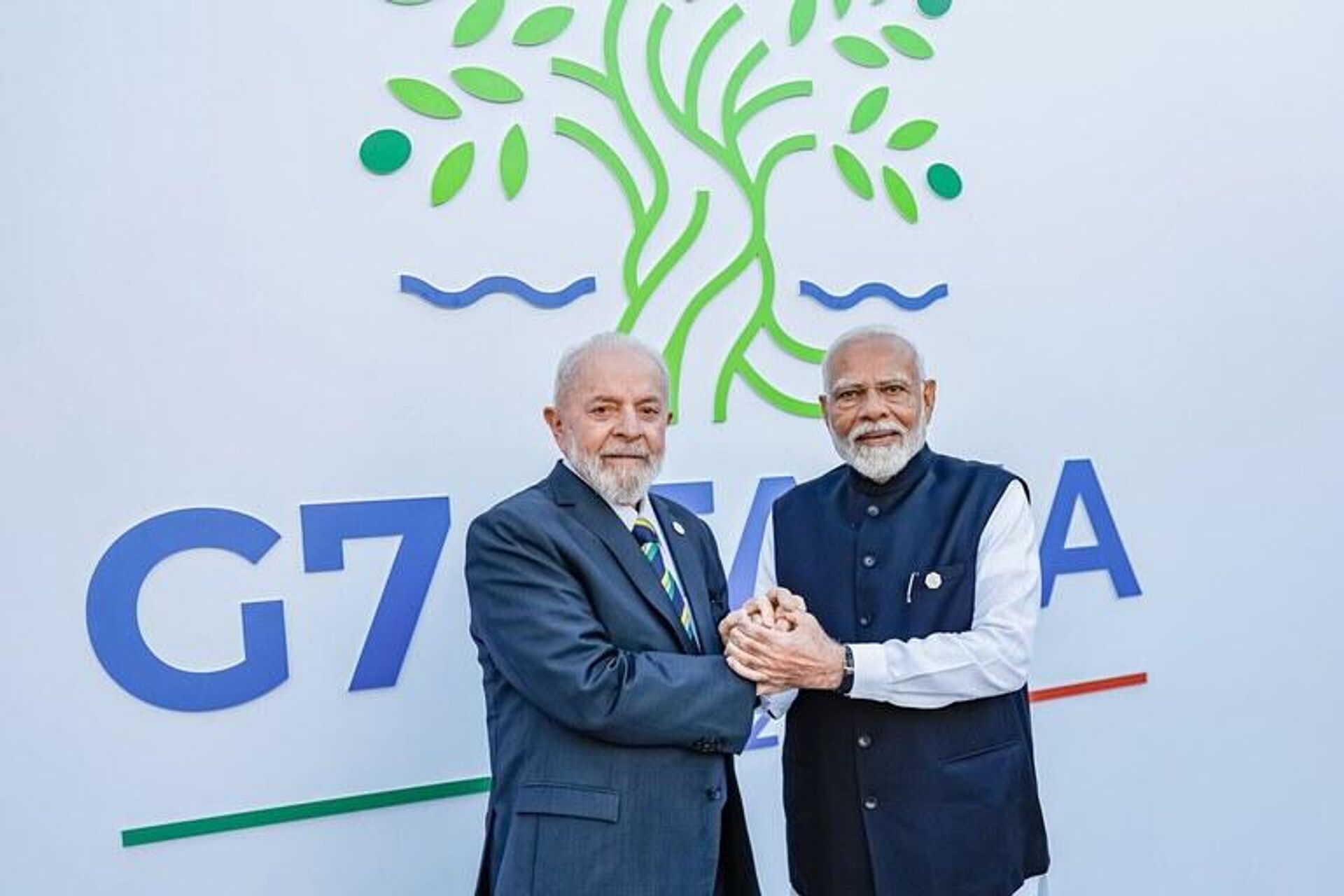 O presidente Luiz Inácio Lula da Silva posa ao lado do primeiro-ministro da Índia, Narendra Modi, durante encontro bilateral à margem da reunião de cúpula do G20 na Itália, em 14 de junho de 2024 - Sputnik Brasil, 1920, 14.06.2024