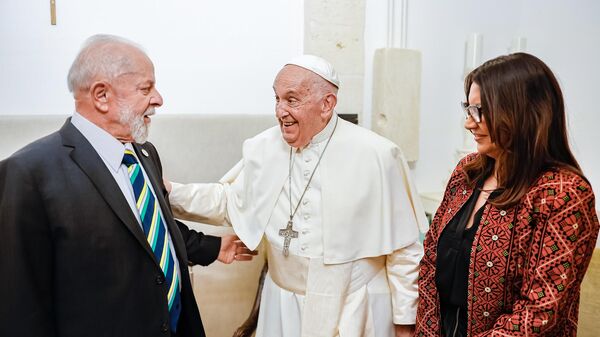 O presidente brasileiro, Luiz Inácio Lula da Silva, e a primeira-dama do país, Rosângela da Silva, são recebidos pelo papa Francisco após a cúpula do G7. Itália, 14 de junho de 2024 - Sputnik Brasil