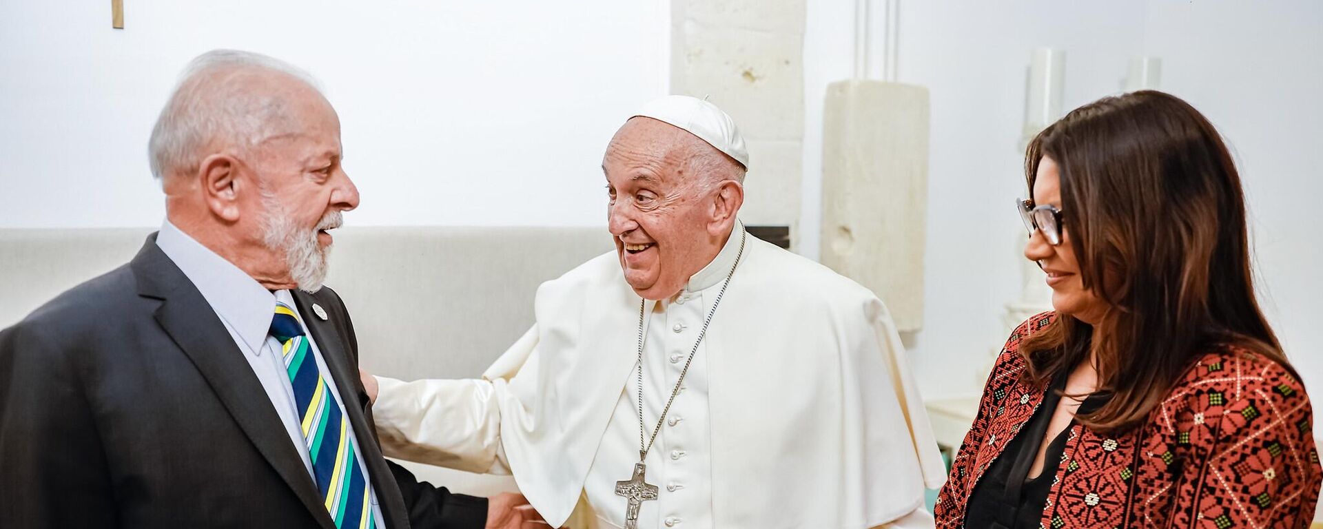 O presidente brasileiro, Luiz Inácio Lula da Silva, e a primeira-dama do país, Rosângela da Silva, são recebidos pelo papa Francisco após a cúpula do G7. Itália, 14 de junho de 2024 - Sputnik Brasil, 1920, 14.06.2024