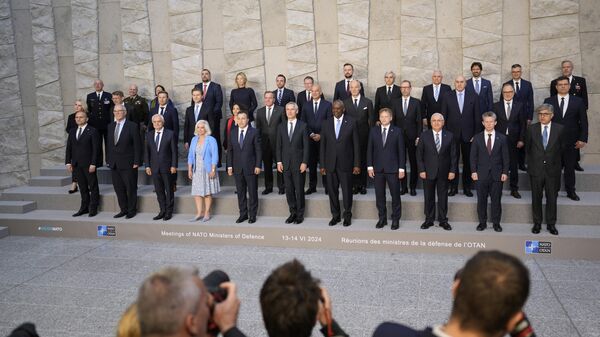 Ministros da defesa da OTAN posam para foto de grupo durante reunião dos ministros da defesa da Aliança Atlântica na sede da entidade em Bruxelas, Bélgica, 14 de junho de 2024 - Sputnik Brasil