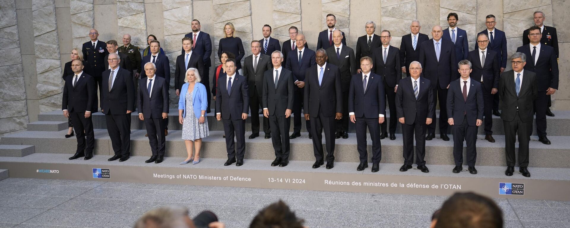 Ministros da defesa da OTAN posam para foto de grupo durante reunião dos ministros da defesa da Aliança Atlântica na sede da entidade em Bruxelas, Bélgica, 14 de junho de 2024 - Sputnik Brasil, 1920, 15.06.2024
