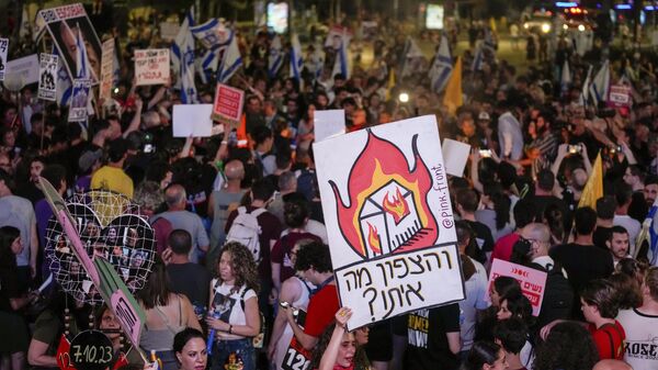 Pessoas protestam contra o governo do primeiro-ministro israelense, Benjamin Netanyahu, e pedem a libertação dos reféns detidos na Faixa de Gaza pelo grupo Hamas, em Tel Aviv. Israel, 15 de junho de 2024 - Sputnik Brasil