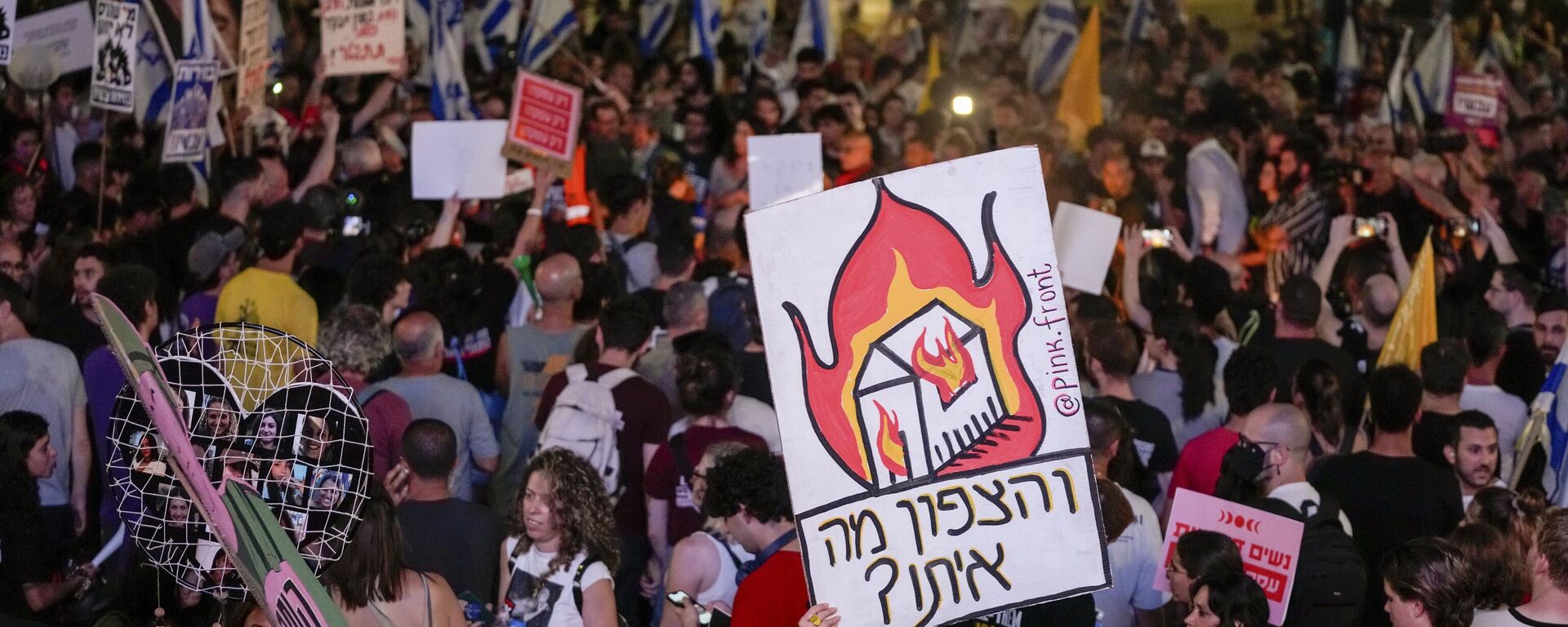 Pessoas protestam contra o governo do primeiro-ministro israelense, Benjamin Netanyahu, e pedem a libertação dos reféns detidos na Faixa de Gaza pelo grupo Hamas, em Tel Aviv. Israel, 15 de junho de 2024 - Sputnik Brasil, 1920, 15.06.2024
