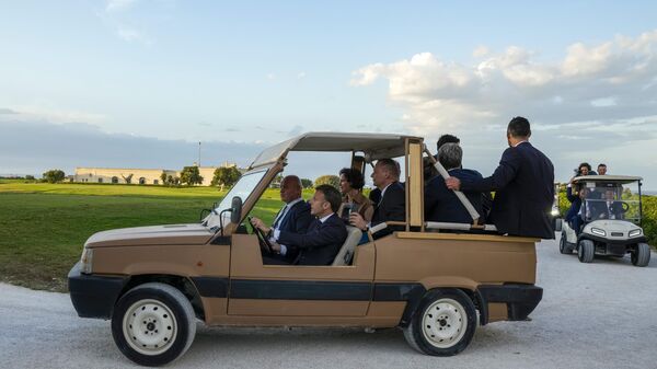 O presidente francês Emmanuel Macron dirige um carro ao sair após falar com jornalistas durante a cúpula de líderes mundiais do G7 em Borgo Egnazia, Itália, 13 de junho de 2024 - Sputnik Brasil