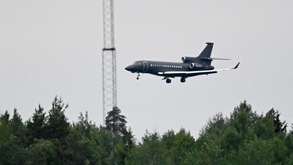 Um avião que se acredita transportar o diplomata sueco da UE Johan Floderus e o cidadão sueco Saeed Azizi se aproxima do Aeroporto de Arlanda em Estocolmo, Suécia, em 15 de junho de 2024, após uma troca de prisioneiros com o Irã - Sputnik Brasil