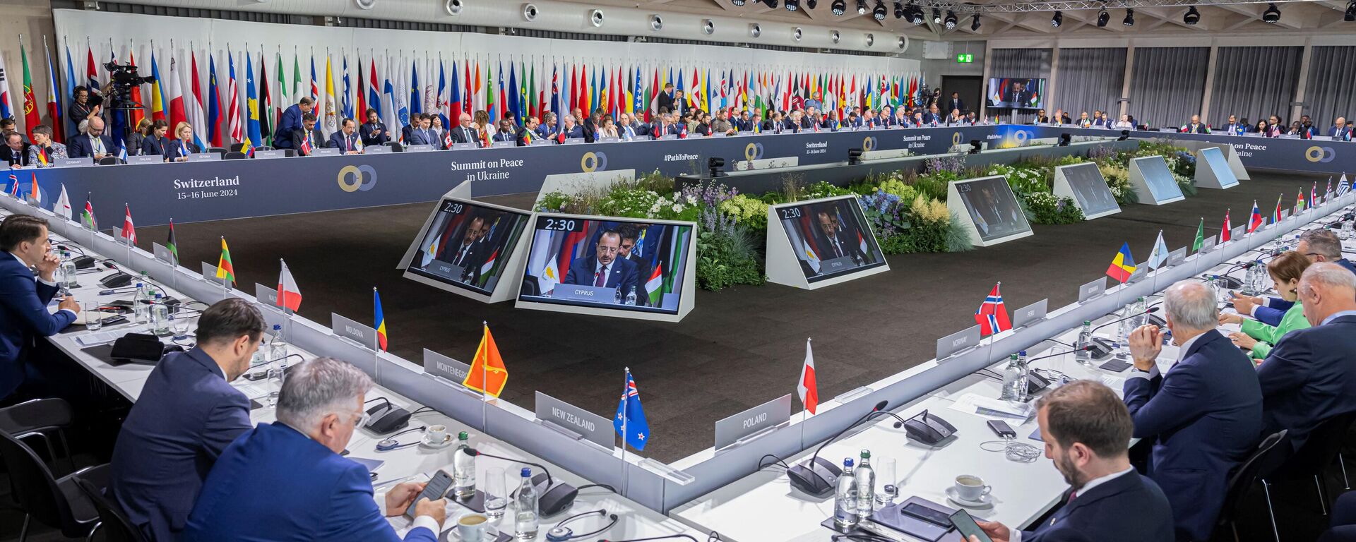 Chefes de Estado participam de sessão plenária na Cúpula sobre a Paz na Ucrânia, no luxuoso resort Burgenstock, perto de Lucerna, Suíça, 16 de junho de 2024 - Sputnik Brasil, 1920, 16.06.2024