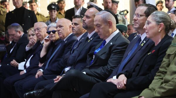 O primeiro-ministro israelense Benjamin Netanyahu (3º D), o presidente Isaac Herzog (2º D) e a primeira-dama Michal Herzog (D) participam de uma cerimônia que marca o Dia Nacional da Memória dos soldados mortos nas guerras de Israel e vítimas de ataques no cemitério militar do Monte Herzl, em Jerusalém, em 13 de maio de 2024 - Sputnik Brasil