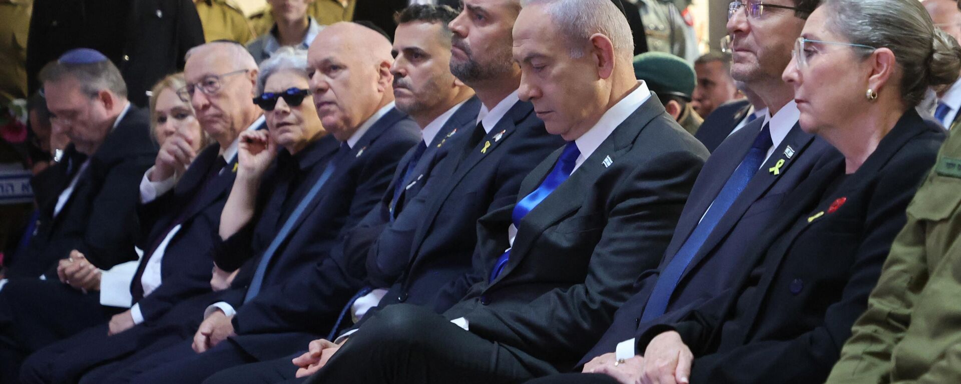 O primeiro-ministro israelense Benjamin Netanyahu (3º D), o presidente Isaac Herzog (2º D) e a primeira-dama Michal Herzog (D) participam de uma cerimônia que marca o Dia Nacional da Memória dos soldados mortos nas guerras de Israel e vítimas de ataques no cemitério militar do Monte Herzl, em Jerusalém, em 13 de maio de 2024 - Sputnik Brasil, 1920, 16.06.2024